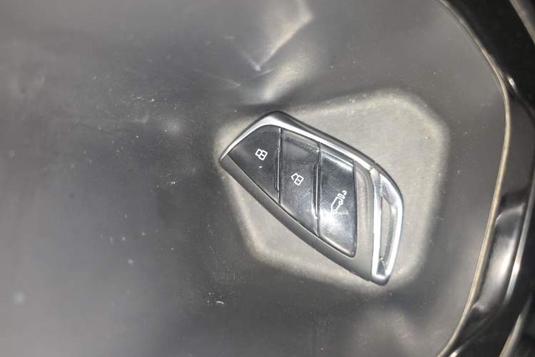 Used SAIC MAXUS Xintu V70 2023 2.0T Elite Edition Manual Transmission Short Wheelbase Low Roof 5/6 Seats (125 hp) Vehicle Key