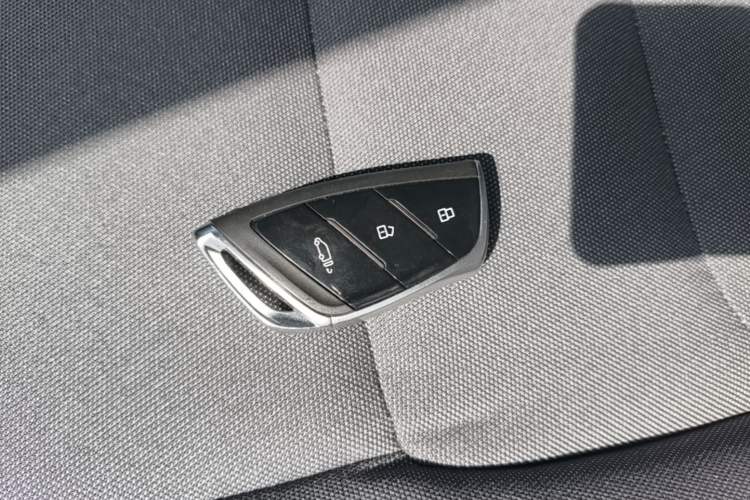 Used SAIC MAXUS Xintu V70 2023 2.0T Elite Edition Manual Transmission Short Wheelbase Low Roof 5/6 Seats (125 hp) Vehicle Key