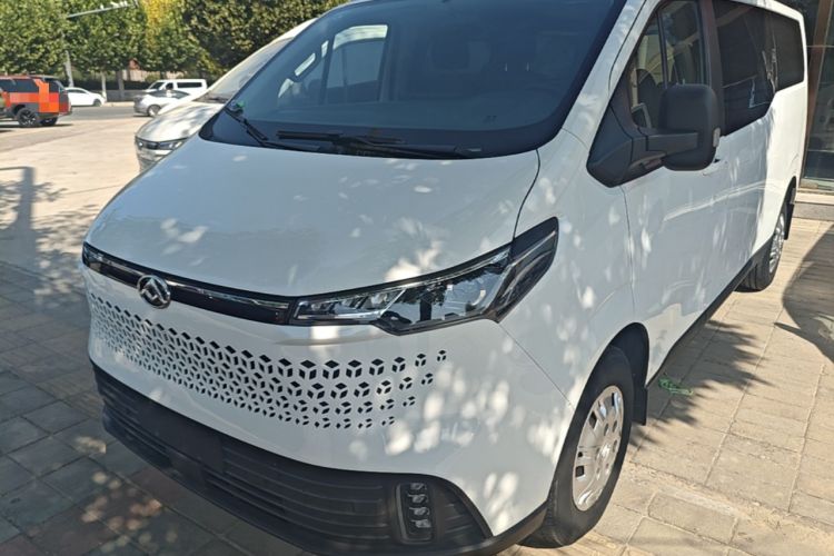 SAIC MAXUS Xintu V70 2023 2.0T Elite Edition Automatic Long Wheelbase Low Roof – 6/7 Seats