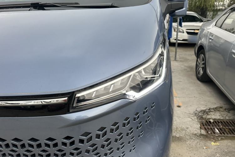 Used SAIC MAXUS Xintu V70 2025 2.0T Automatic Short Wheelbase Low-Roof Luxury 7-Seater Exterior 3