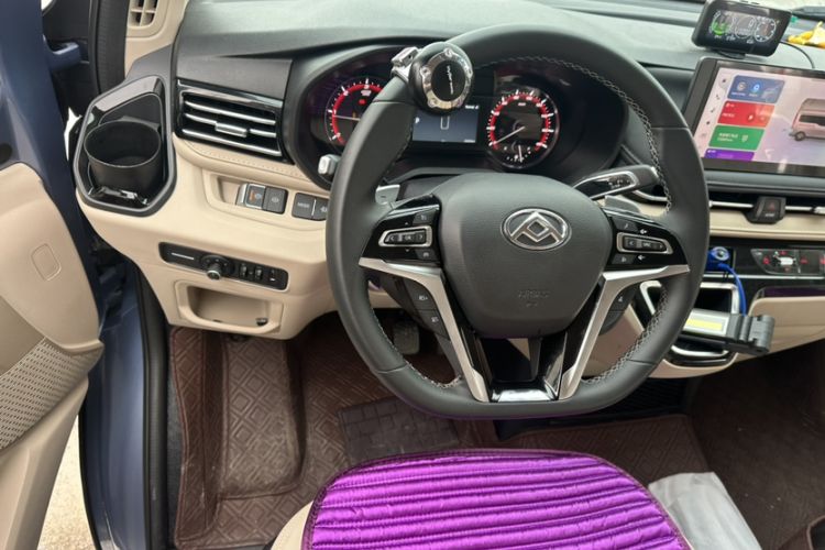 Used SAIC MAXUS Xintu V70 2025 2.0T Automatic Short Wheelbase Low-Roof Luxury 7-Seater Interior 1