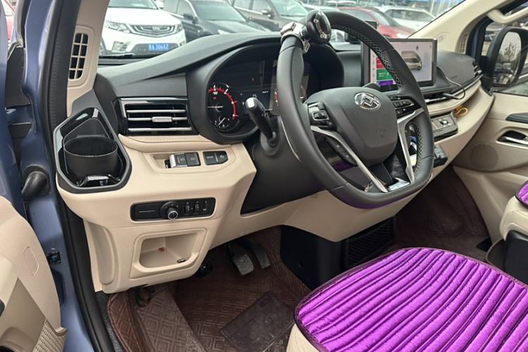 Used SAIC MAXUS Xintu V70 2025 2.0T Automatic Short Wheelbase Low-Roof Luxury 7-Seater Interior 5