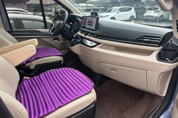 Used SAIC MAXUS Xintu V70 2025 2.0T Automatic Short Wheelbase Low-Roof Luxury 7-Seater Interior 6