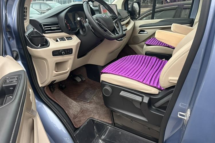 Used SAIC MAXUS Xintu V70 2025 2.0T Automatic Short Wheelbase Low-Roof Luxury 7-Seater Left Front Seat