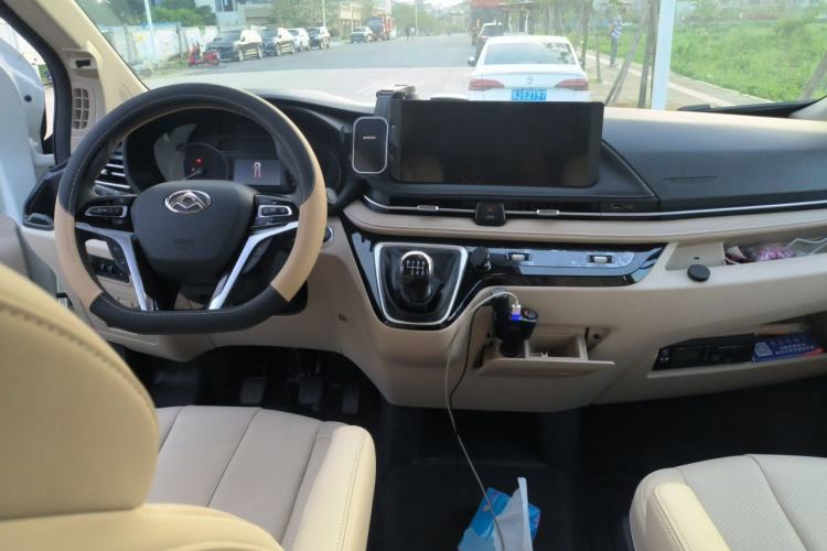 Used SAIC MAXUS Xintu V70 2025 2.0T Manual Long Wheelbase Mid-Height Luxury Version 9 Seats Center Console