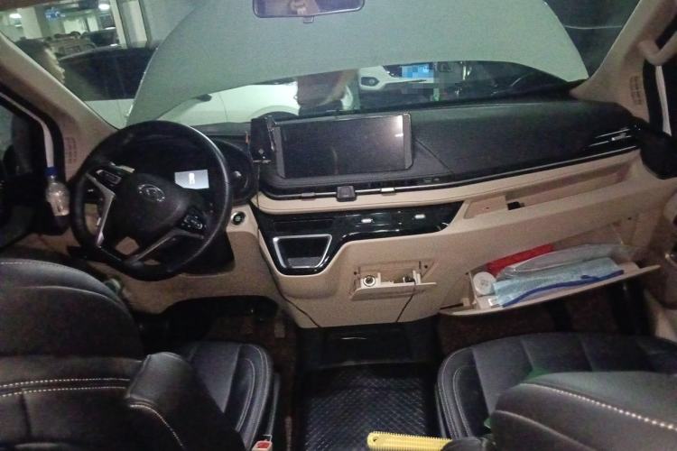 Used SAIC MAXUS Xintu V70 2025 2.0T Automatic Long Wheelbase Low-Roof Luxury 7-Seater Center Console