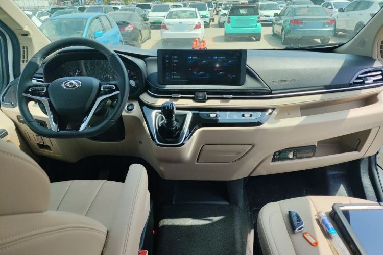 Used SAIC MAXUS Xintu V70 2025 2.0T Manual Long Wheelbase Mid-Height Luxury Version 9 Seats Center Console