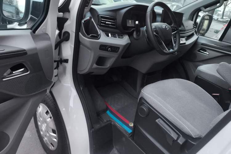 Used SAIC MAXUS Xintu V70 2025 2.0T Automatic Short Wheelbase Ultra-Low Roof Elite Edition – 5/6 Seats Driver Seat