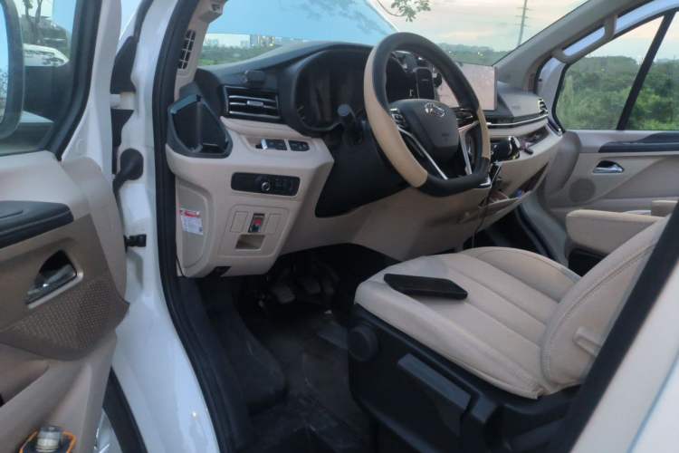 Used SAIC MAXUS Xintu V70 2025 2.0T Manual Long Wheelbase Mid-Height Luxury Version 9 Seats Driver Seat