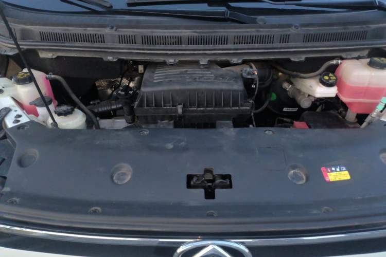 Used SAIC MAXUS Xintu V70 2025 2.0T Manual Long Wheelbase Mid-Height Luxury Version 9 Seats Engine Bay