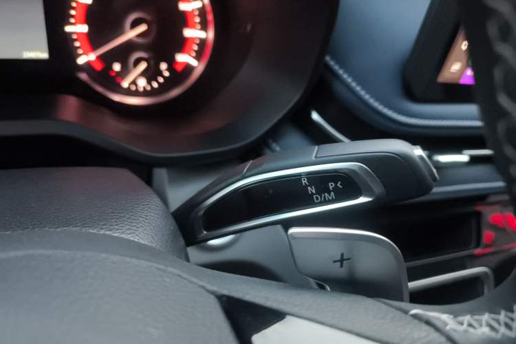 Used SAIC MAXUS Xintu V70 2025 2.0T Automatic Short Wheelbase Ultra-Low Roof Elite Edition – 5/6 Seats Gear Lever