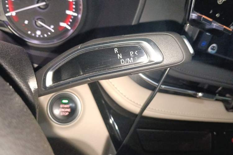 Used SAIC MAXUS Xintu V70 2025 2.0T Automatic Long Wheelbase Low-Roof Luxury 7-Seater Gear Lever
