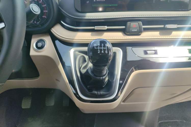 Used SAIC MAXUS Xintu V70 2025 2.0T Manual Long Wheelbase Mid-Height Luxury Version 9 Seats Gear Lever