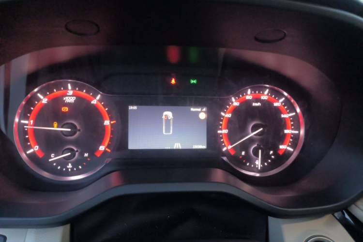 Used SAIC MAXUS Xintu V70 2025 2.0T Manual Long Wheelbase Mid-Height Luxury Version 9 Seats Instrument Cluster