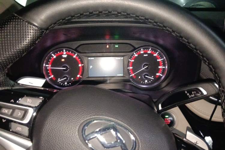 Used SAIC MAXUS Xintu V70 2025 2.0T Automatic Long Wheelbase Low-Roof Luxury 7-Seater Instrument Cluster
