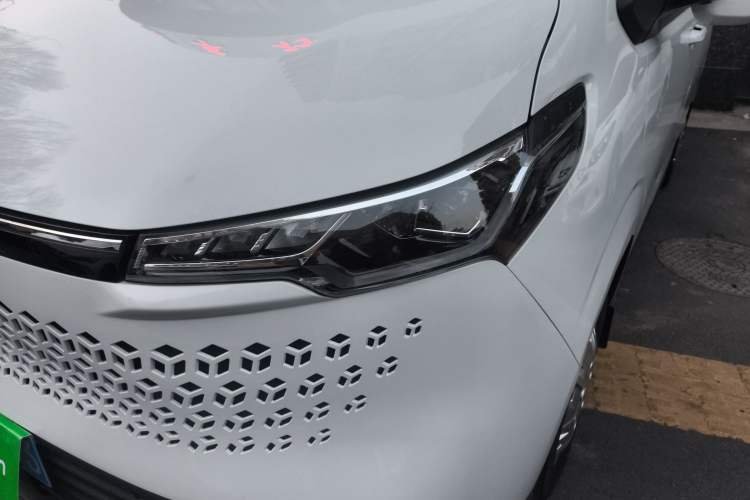 Used SAIC MAXUS Xintu V70 2025 2.0T Automatic Short Wheelbase Ultra-Low Roof Elite Edition – 5/6 Seats Left Front Headlight