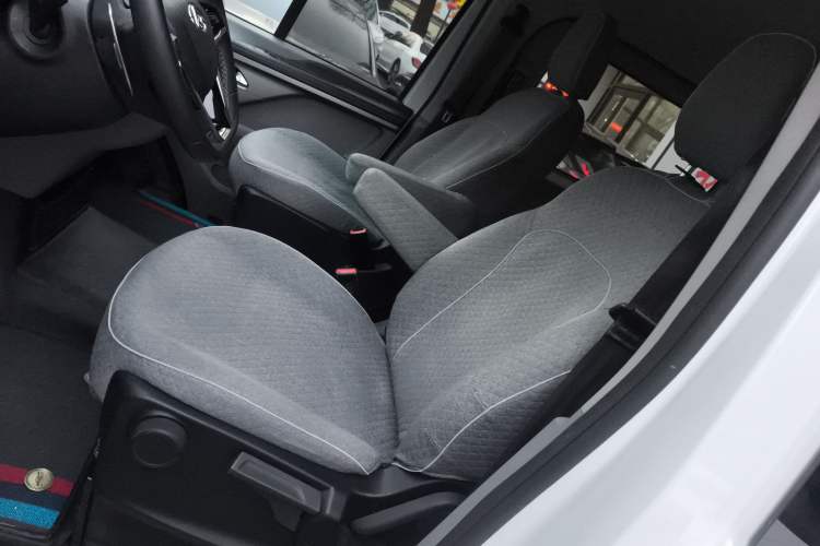 Used SAIC MAXUS Xintu V70 2025 2.0T Automatic Short Wheelbase Ultra-Low Roof Elite Edition – 5/6 Seats Left Front Seat