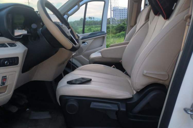 Used SAIC MAXUS Xintu V70 2025 2.0T Manual Long Wheelbase Mid-Height Luxury Version 9 Seats Left Front Seat