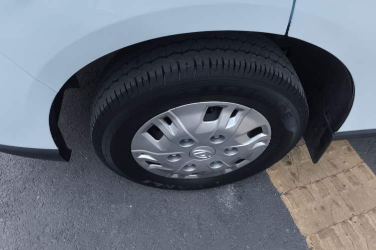 Used SAIC MAXUS Xintu V70 2025 2.0T Automatic Short Wheelbase Ultra-Low Roof Elite Edition – 5/6 Seats Left Front Wheel Hub