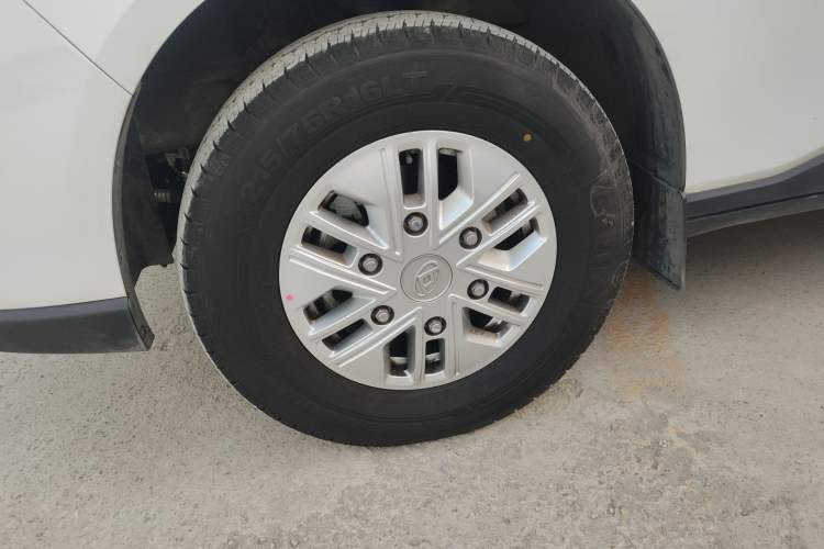 Used SAIC MAXUS Xintu V70 2025 2.0T Automatic Long Wheelbase Low-Roof Luxury 7-Seater Left Front Wheel Hub