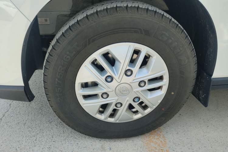 Used SAIC MAXUS Xintu V70 2025 2.0T Manual Long Wheelbase Mid-Height Luxury Version 9 Seats Left Front Wheel Hub