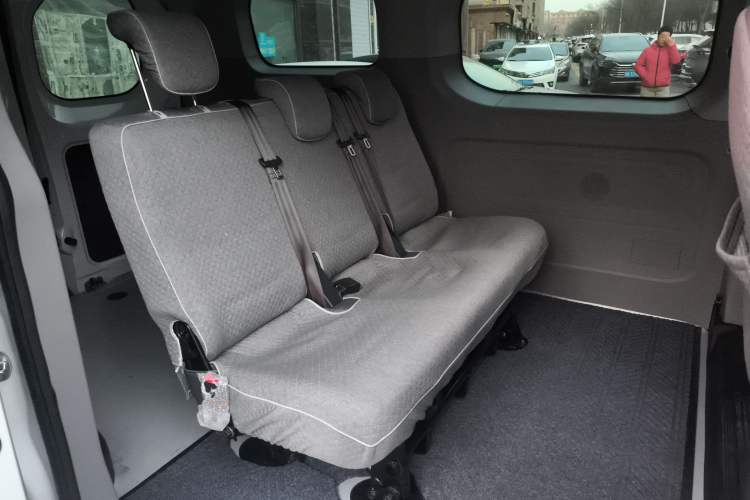 Used SAIC MAXUS Xintu V70 2025 2.0T Automatic Short Wheelbase Ultra-Low Roof Elite Edition – 5/6 Seats Left Rear Seat