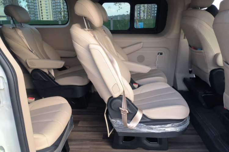 Used SAIC MAXUS Xintu V70 2025 2.0T Manual Long Wheelbase Mid-Height Luxury Version 9 Seats Left Rear Seat