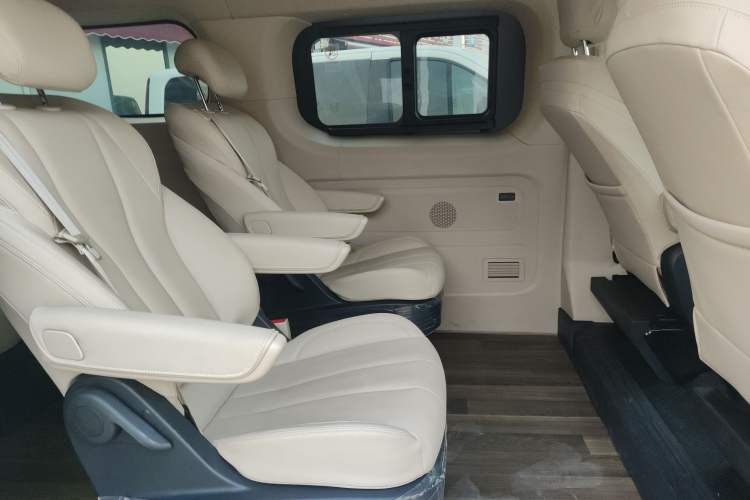 Used SAIC MAXUS Xintu V70 2025 2.0T Automatic Long Wheelbase Low-Roof Luxury 7-Seater Left Rear Seat