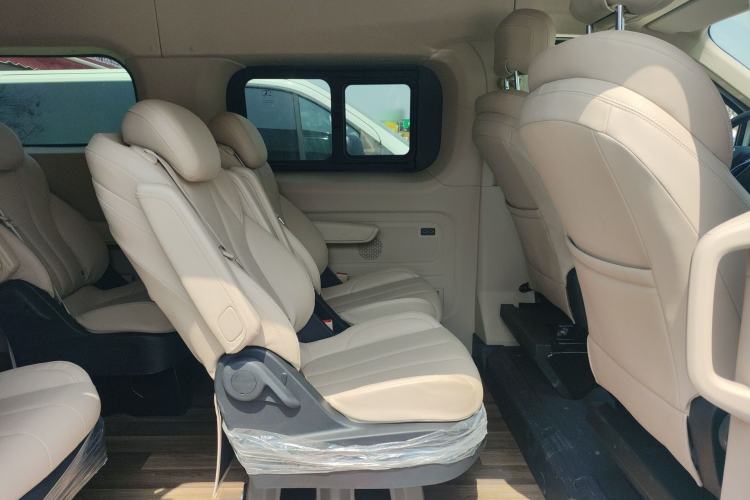 Used SAIC MAXUS Xintu V70 2025 2.0T Manual Long Wheelbase Mid-Height Luxury Version 9 Seats Left Rear Seat