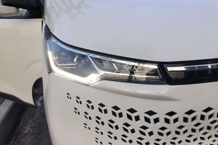 Used SAIC MAXUS Xintu V70 2025 2.0T Manual Long Wheelbase Mid-Height Luxury Version 9 Seats Right Front Headlight