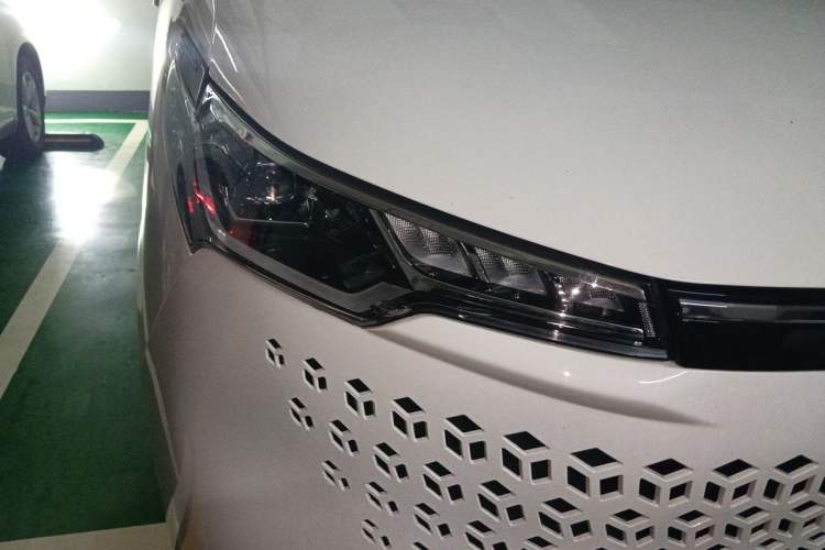 Used SAIC MAXUS Xintu V70 2025 2.0T Automatic Long Wheelbase Low-Roof Luxury 7-Seater Right Front Headlight