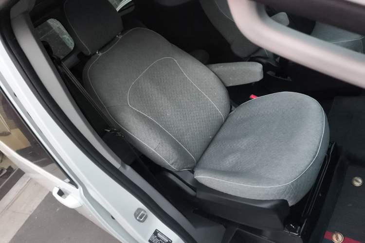 Used SAIC MAXUS Xintu V70 2025 2.0T Automatic Short Wheelbase Ultra-Low Roof Elite Edition – 5/6 Seats Right Front Seat