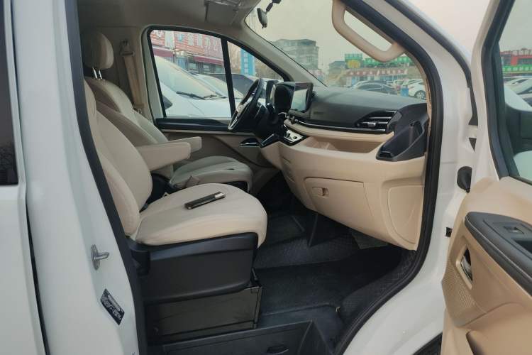 Used SAIC MAXUS Xintu V70 2025 2.0T Automatic Long Wheelbase Low-Roof Luxury 7-Seater Right Front Seat