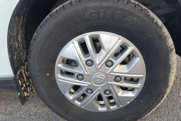 Used SAIC MAXUS Xintu V70 2025 2.0T Manual Long Wheelbase Mid-Height Luxury Version 9 Seats Right Front Wheel Hub