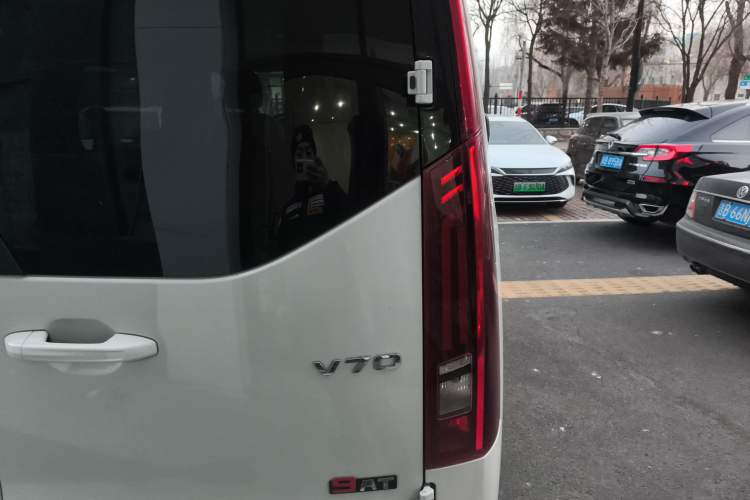 Used SAIC MAXUS Xintu V70 2025 2.0T Automatic Short Wheelbase Ultra-Low Roof Elite Edition – 5/6 Seats Right Rear Taillight