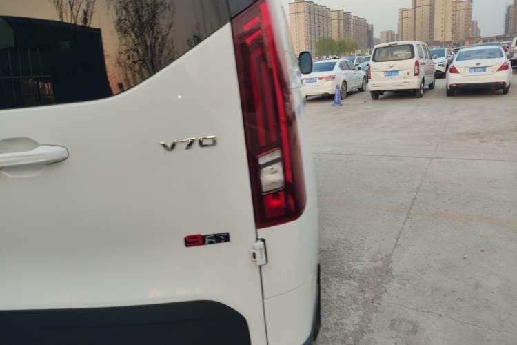 Used SAIC MAXUS Xintu V70 2025 2.0T Automatic Long Wheelbase Low-Roof Luxury 7-Seater Right Rear Taillight