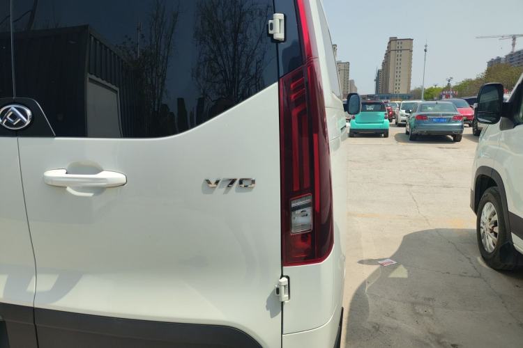 Used SAIC MAXUS Xintu V70 2025 2.0T Manual Long Wheelbase Mid-Height Luxury Version 9 Seats Right Rear Taillight