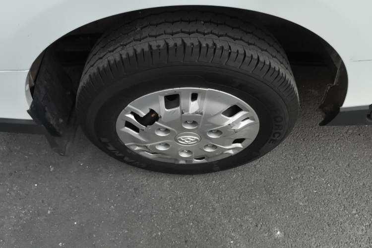 Used SAIC MAXUS Xintu V70 2025 2.0T Automatic Short Wheelbase Ultra-Low Roof Elite Edition – 5/6 Seats Right Rear Wheel Hub
