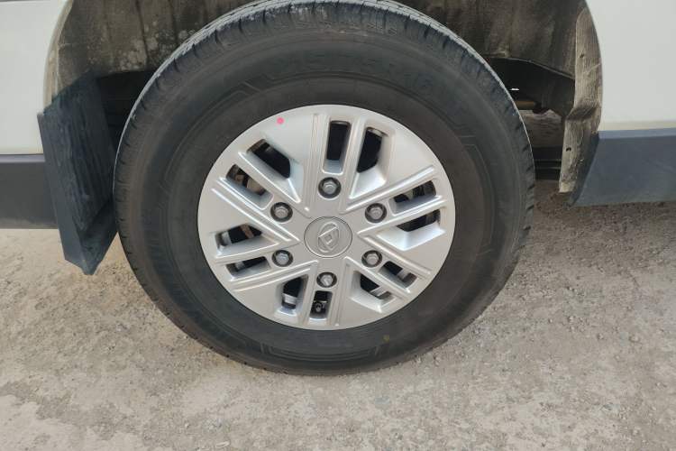 Used SAIC MAXUS Xintu V70 2025 2.0T Automatic Long Wheelbase Low-Roof Luxury 7-Seater Right Rear Wheel Hub