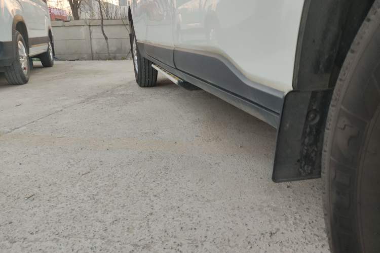 Used SAIC MAXUS Xintu V70 2025 2.0T Automatic Long Wheelbase Low-Roof Luxury 7-Seater Right Side Sill