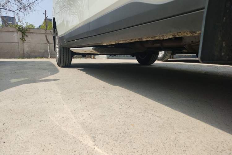 Used SAIC MAXUS Xintu V70 2025 2.0T Manual Long Wheelbase Mid-Height Luxury Version 9 Seats Right Side Sill