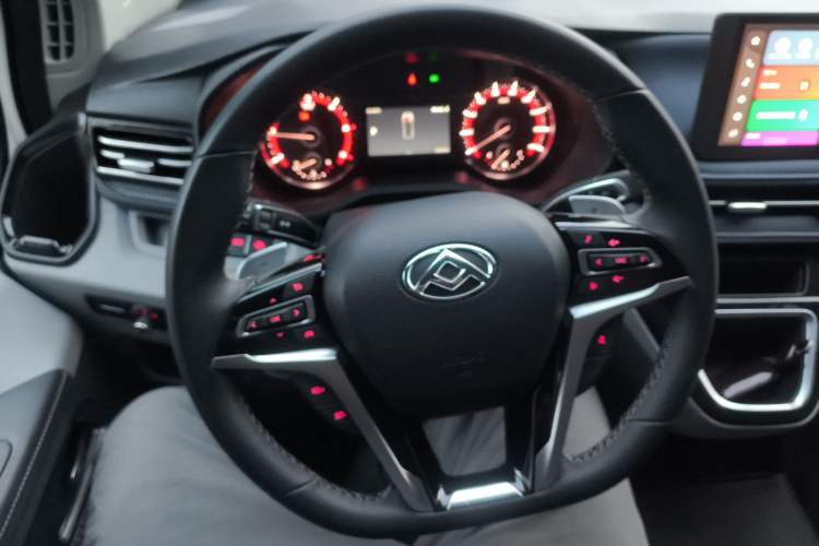 Used SAIC MAXUS Xintu V70 2025 2.0T Automatic Short Wheelbase Ultra-Low Roof Elite Edition – 5/6 Seats Steering Wheel