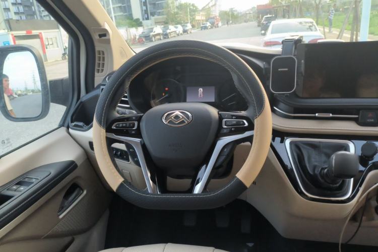 Used SAIC MAXUS Xintu V70 2025 2.0T Manual Long Wheelbase Mid-Height Luxury Version 9 Seats Steering Wheel