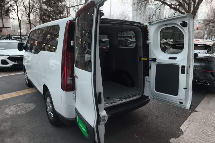 Used SAIC MAXUS Xintu V70 2025 2.0T Automatic Short Wheelbase Ultra-Low Roof Elite Edition – 5/6 Seats Trunk