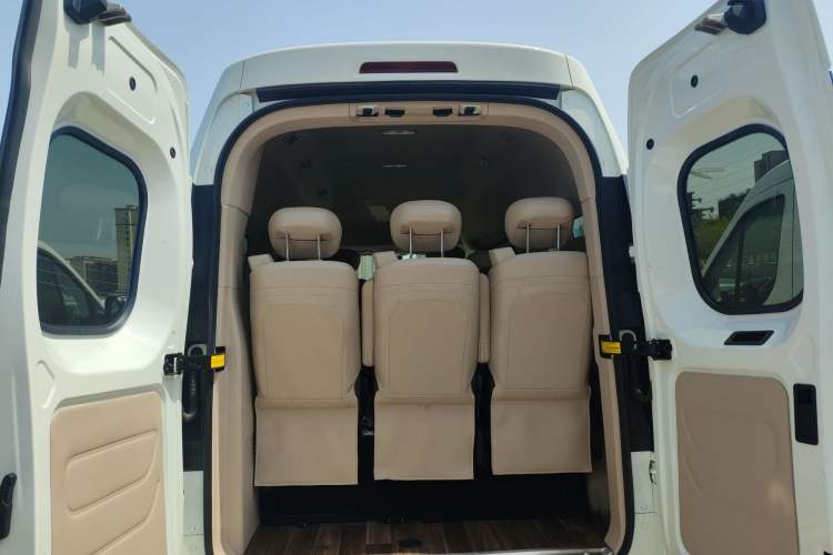 Used SAIC MAXUS Xintu V70 2025 2.0T Manual Long Wheelbase Mid-Height Luxury Version 9 Seats Trunk