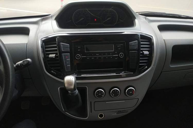 Used SAIC MAXUS Xintu V80 2023 2.0T Manual Classic City Delivery King Short Wheelbase Mid-Roof 3-Seater Audio And AC Panel