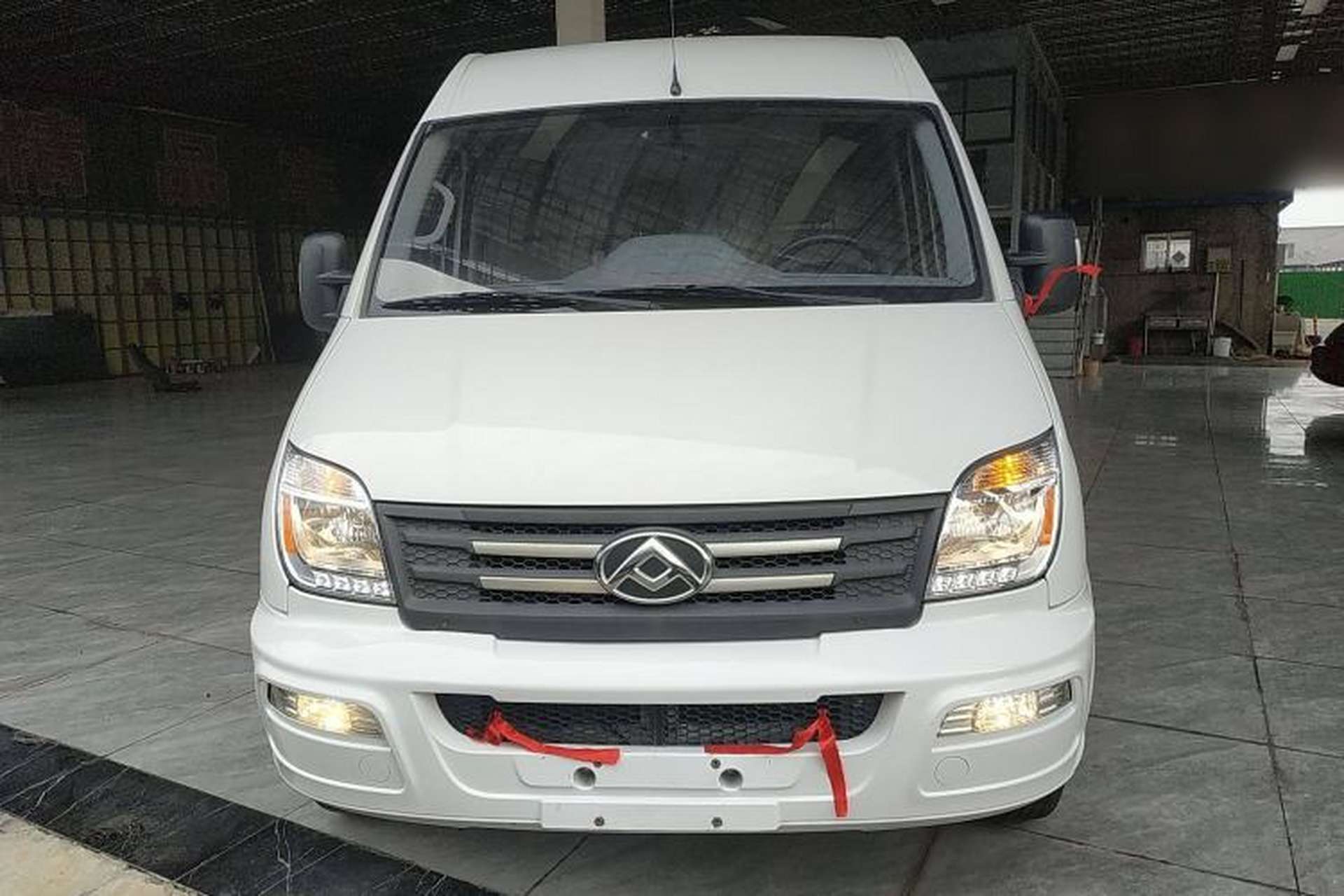 Used SAIC MAXUS Xintu V80 2023 2.0T Manual Classic City Delivery King Short Wheelbase Mid-Roof 3-Seater Exterior 1