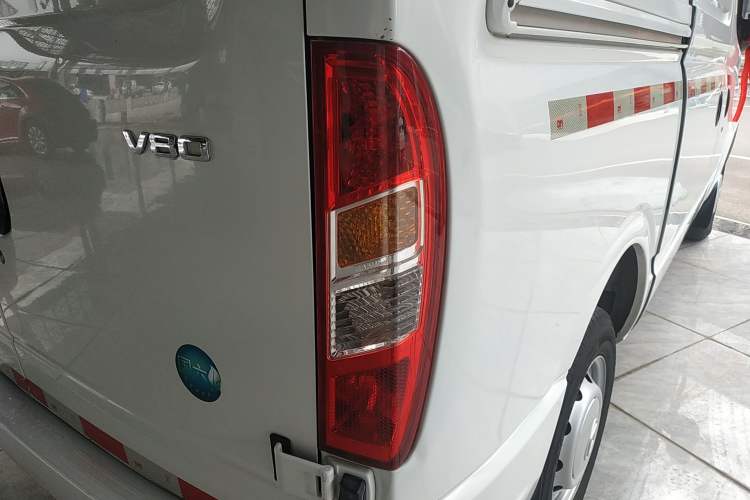 Used SAIC MAXUS Xintu V80 2023 2.0T Manual Classic City Delivery King Short Wheelbase Mid-Roof 3-Seater Exterior 6