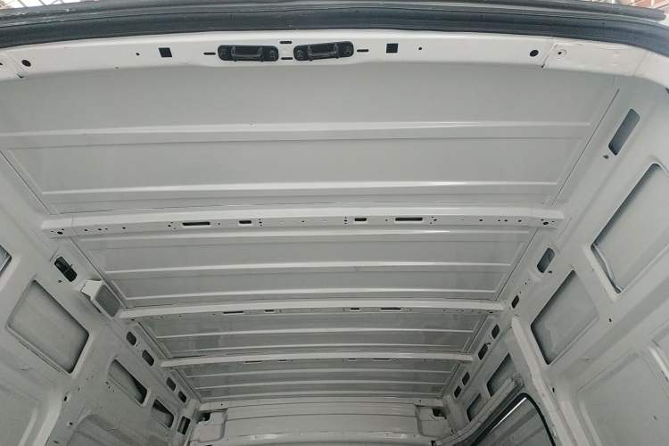 Used SAIC MAXUS Xintu V80 2023 2.0T Manual Classic City Delivery King Short Wheelbase Mid-Roof 3-Seater Headliner
