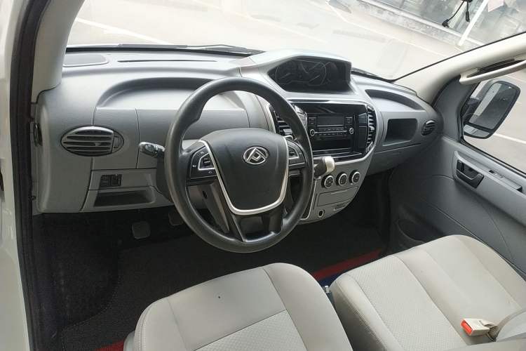 Used SAIC MAXUS Xintu V80 2023 2.0T Manual Classic City Delivery King Short Wheelbase Mid-Roof 3-Seater Interior 2